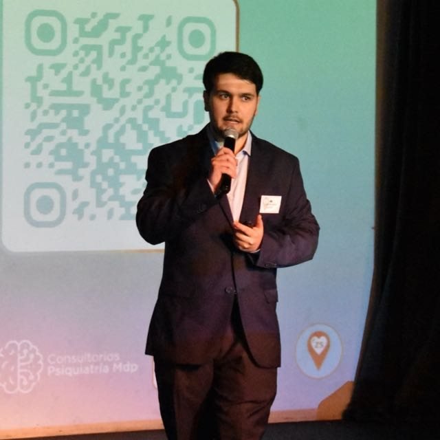 Thomas Mori Delponte dando una charla sobre marketing digital frente a un auditorio